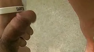 亚洲男子高兴极了，把精液射在了她丰满的天然乳房上。