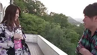 手指爱抚挑逗她湿润的阴户，甜美的亚洲口交让他欲火焚身，熟女
